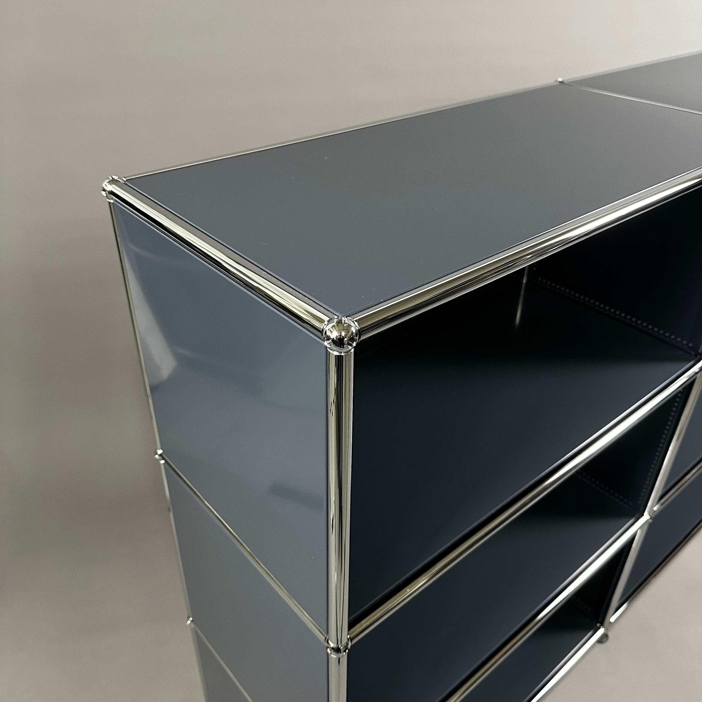 USM Haller Highboard 2x3 offen anthrazitgrau mit verchromten Rahmen und offenem Regaldesign in neuwertigem Zustand