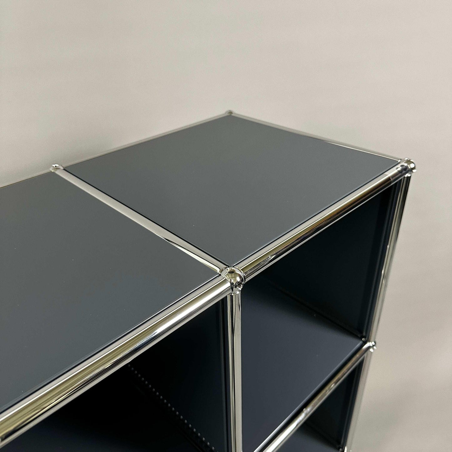 USM Haller Highboard 2x3 offen in anthrazitgrau mit verchromtem Gestell, modernes Design in Top Zustand