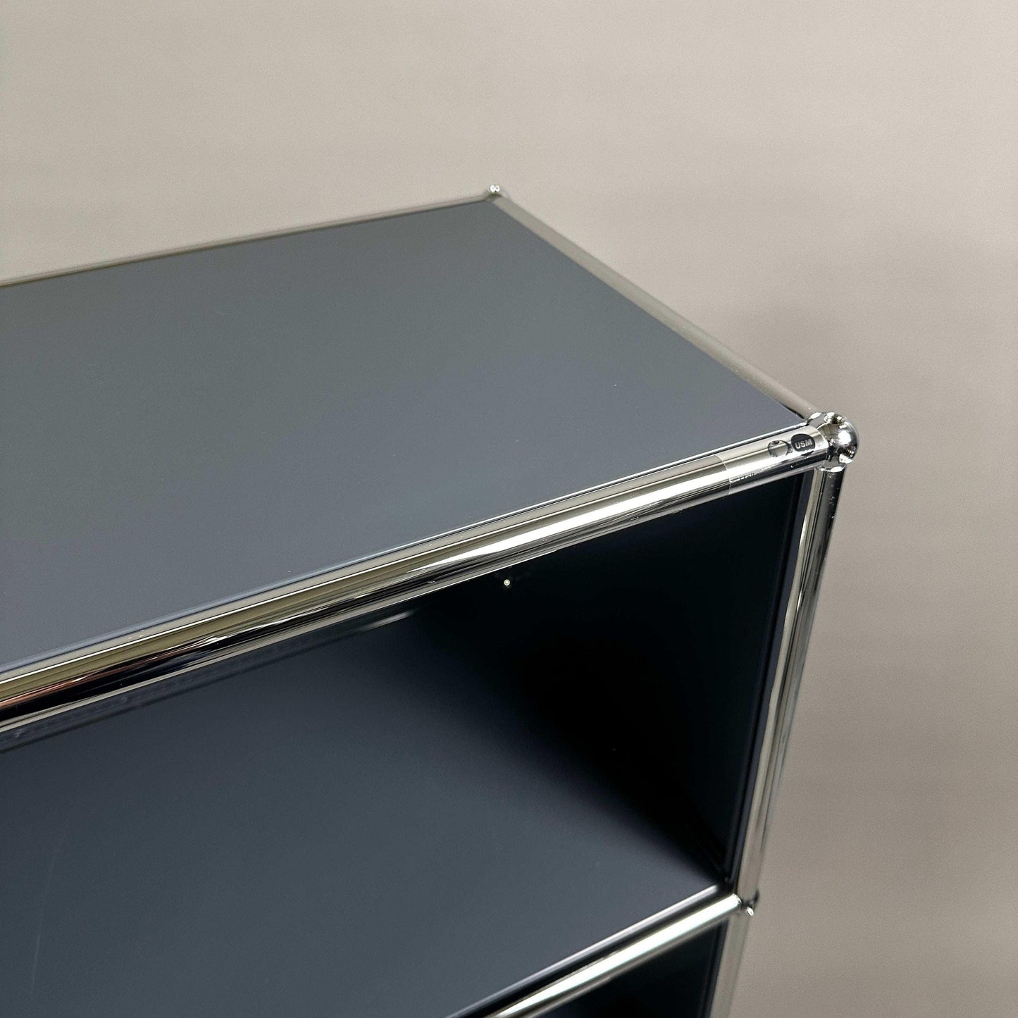 USM Haller Highboard 2x3 offen anthrazitgrau mit chromrahmen in neuwertigem Zustand