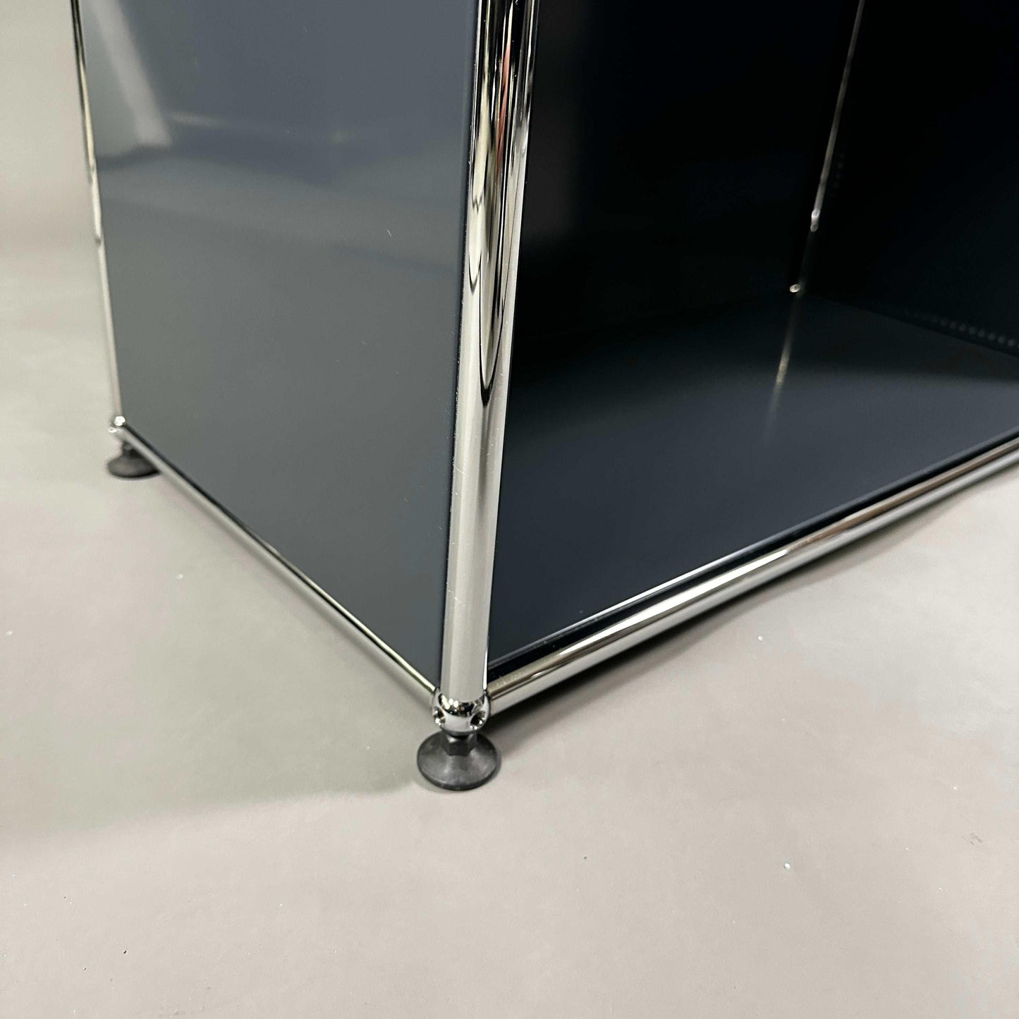 USM Haller Highboard 2x3 offen anthrazitgrau mit verchromtem Metallgestell und neuwertigem Zustand