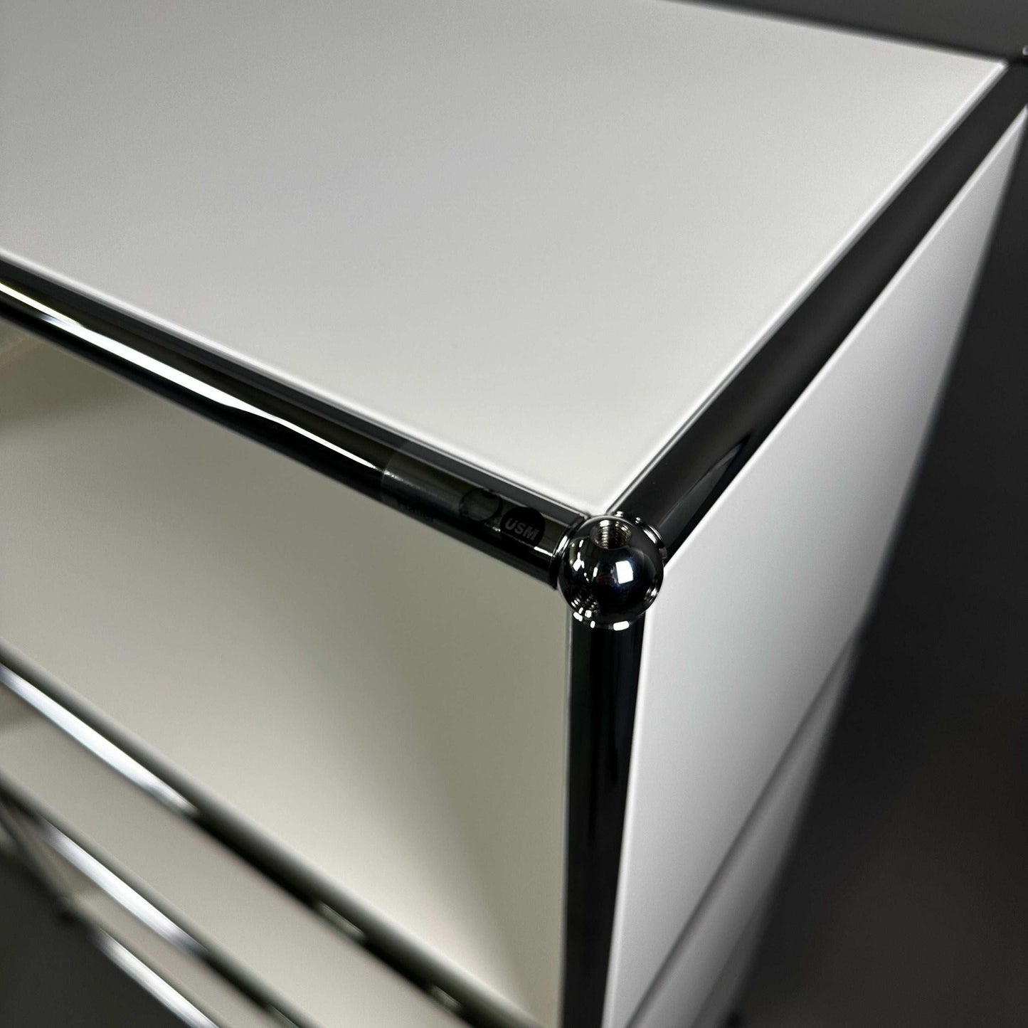 USM Haller Highboard 2x3 offen in reinweiß mit glänzenden Metallrahmen nahezu neuwertig
