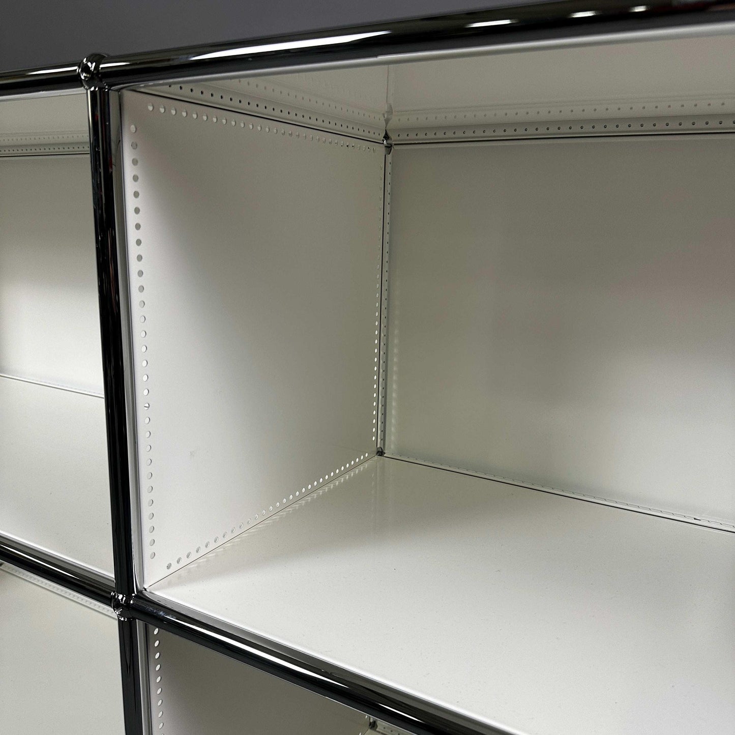 USM Haller Highboard 2x3 offen in reinweiß, glänzende Metallrahmen, neuwertiger Zustand, 152 x 109 x 38 cm
