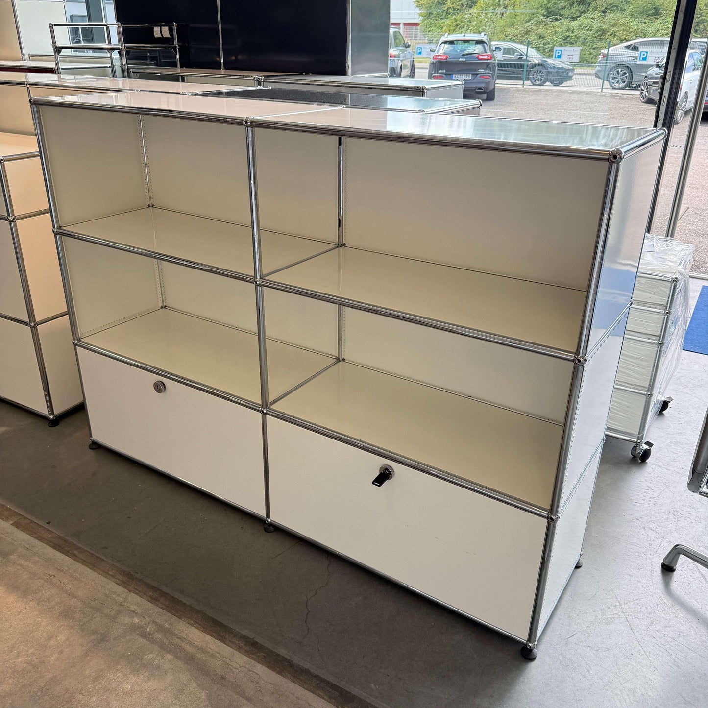 USM Haller Highboard 2x3 weiß mit 2 abschließbaren Klappen und Gebrauchsspuren