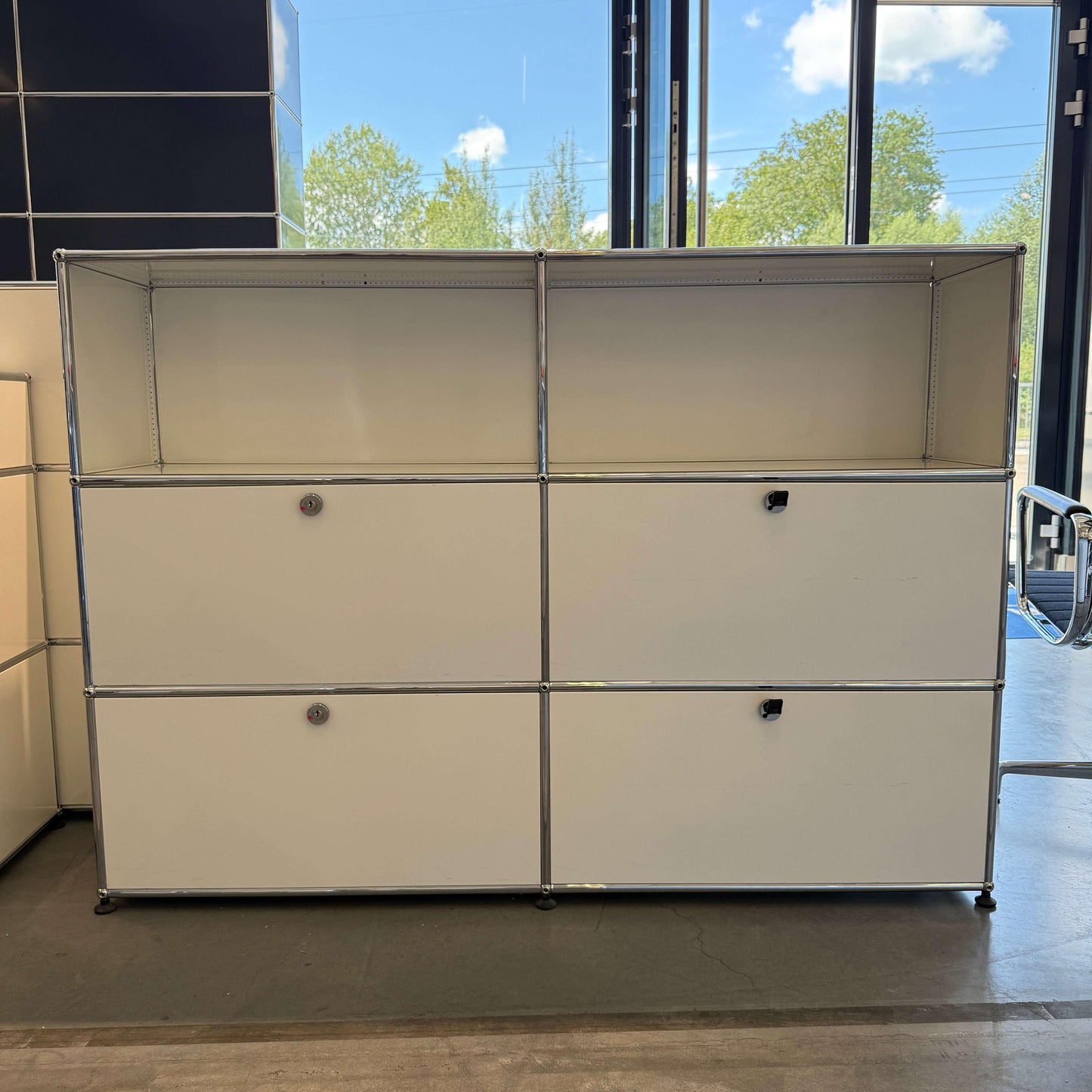USM Haller weißes Highboard 2x3 mit 4 abschließbaren Klappen und Gebrauchsspuren
