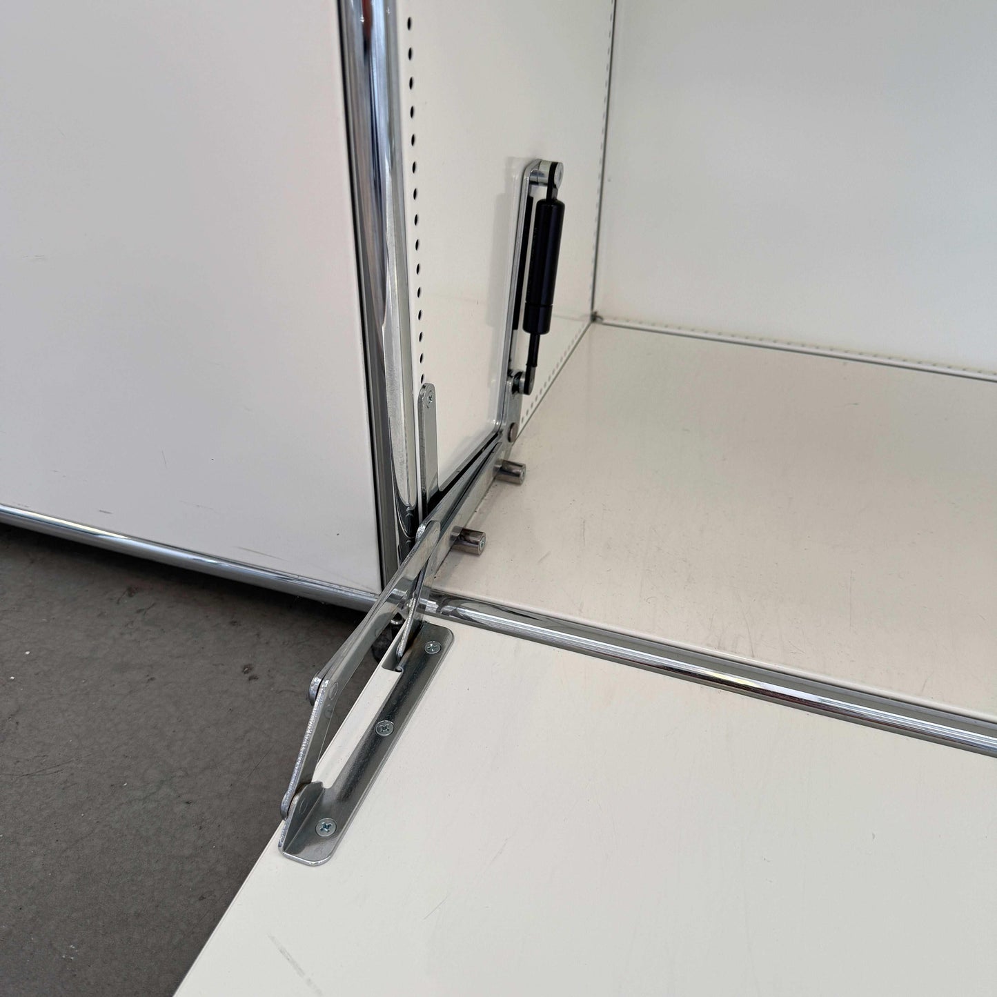 USM Haller Highboard weiße 2x3 Klappen Front 1. Generation mit Gebrauchsspuren abschließbar chrom Detailaufnahme