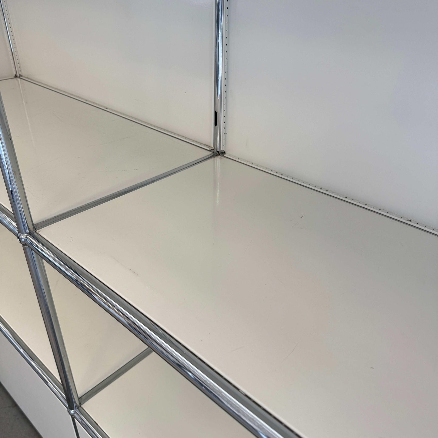 USM Haller Highboard 2x3 weiß mit 2 Klappen und Gebrauchsspuren, abschließbar, 153x109x38 cm