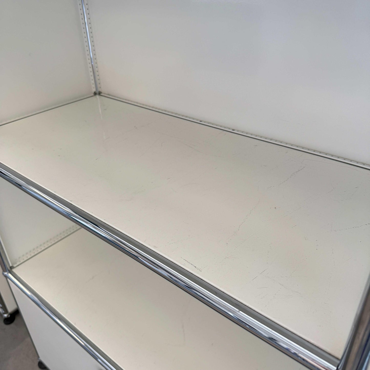 Weißes USM Haller Highboard 2x3 mit zwei Klappen, erste Generation mit Gebrauchsspuren und abschließbar