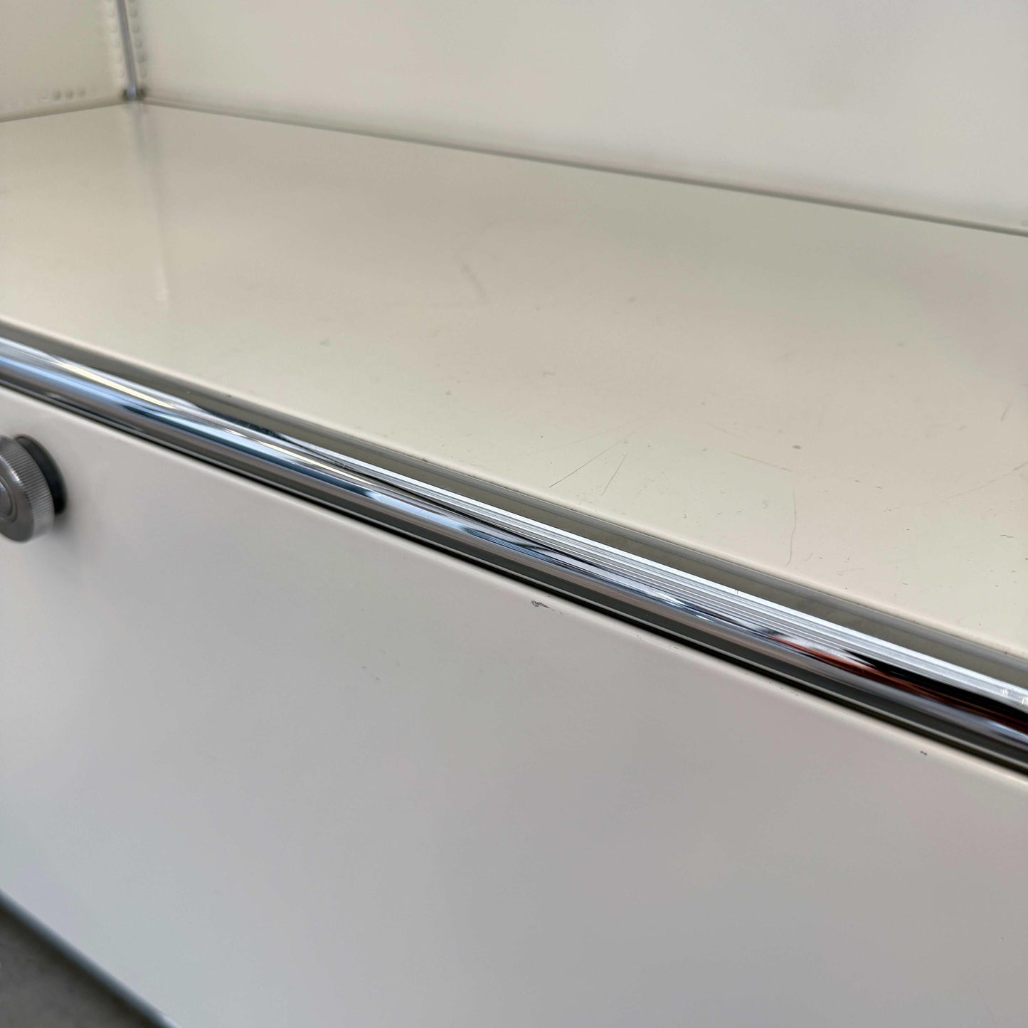 Weißes USM Haller Highboard 2x3 mit 2 Klappen, abschließbar, Gebrauchsspuren, Maße 153x109x38 cm