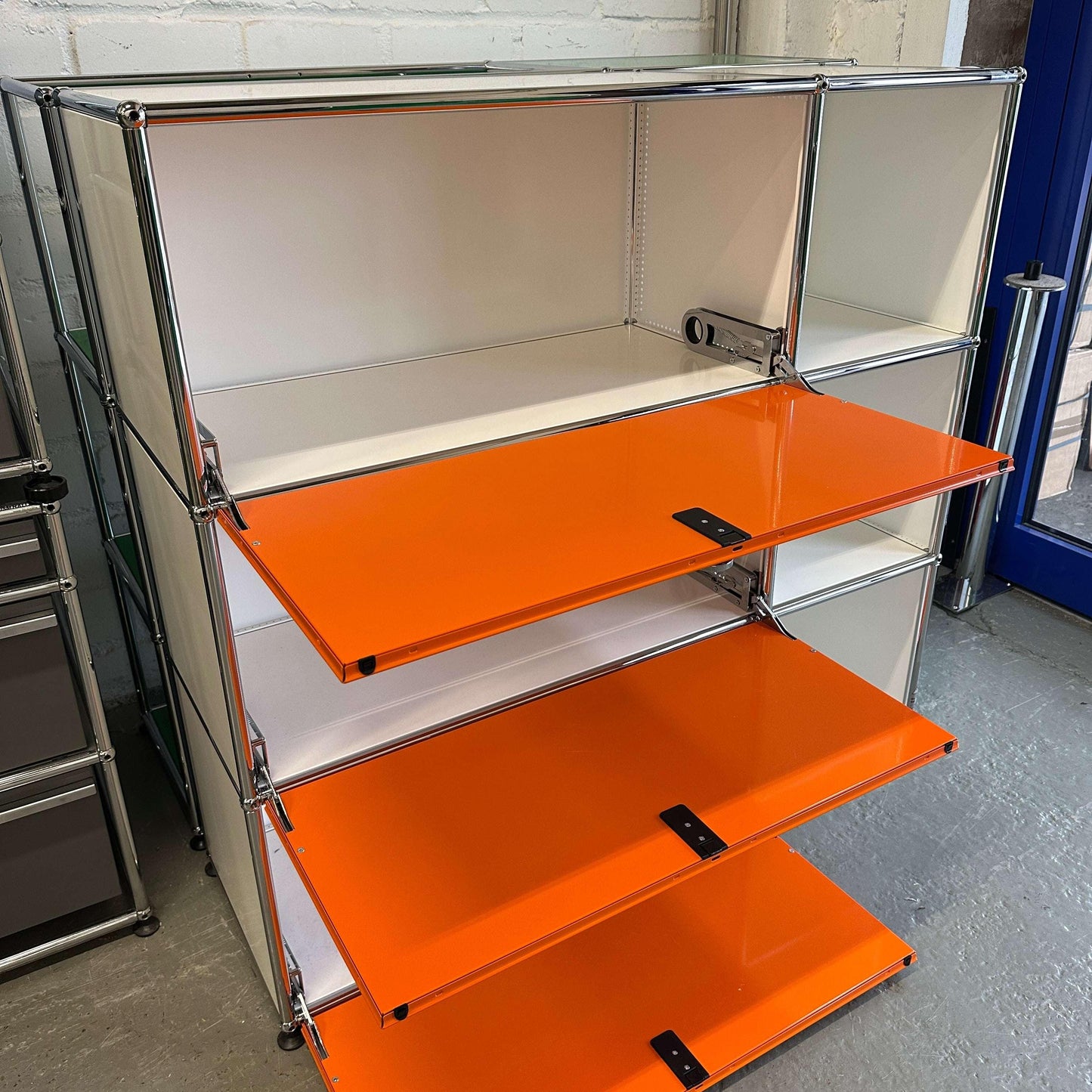 USM Haller Highboard 2x3 in weiß mit orangenen Klappen, modernes Design, 112x109x38 cm, neuwertiger Zustand