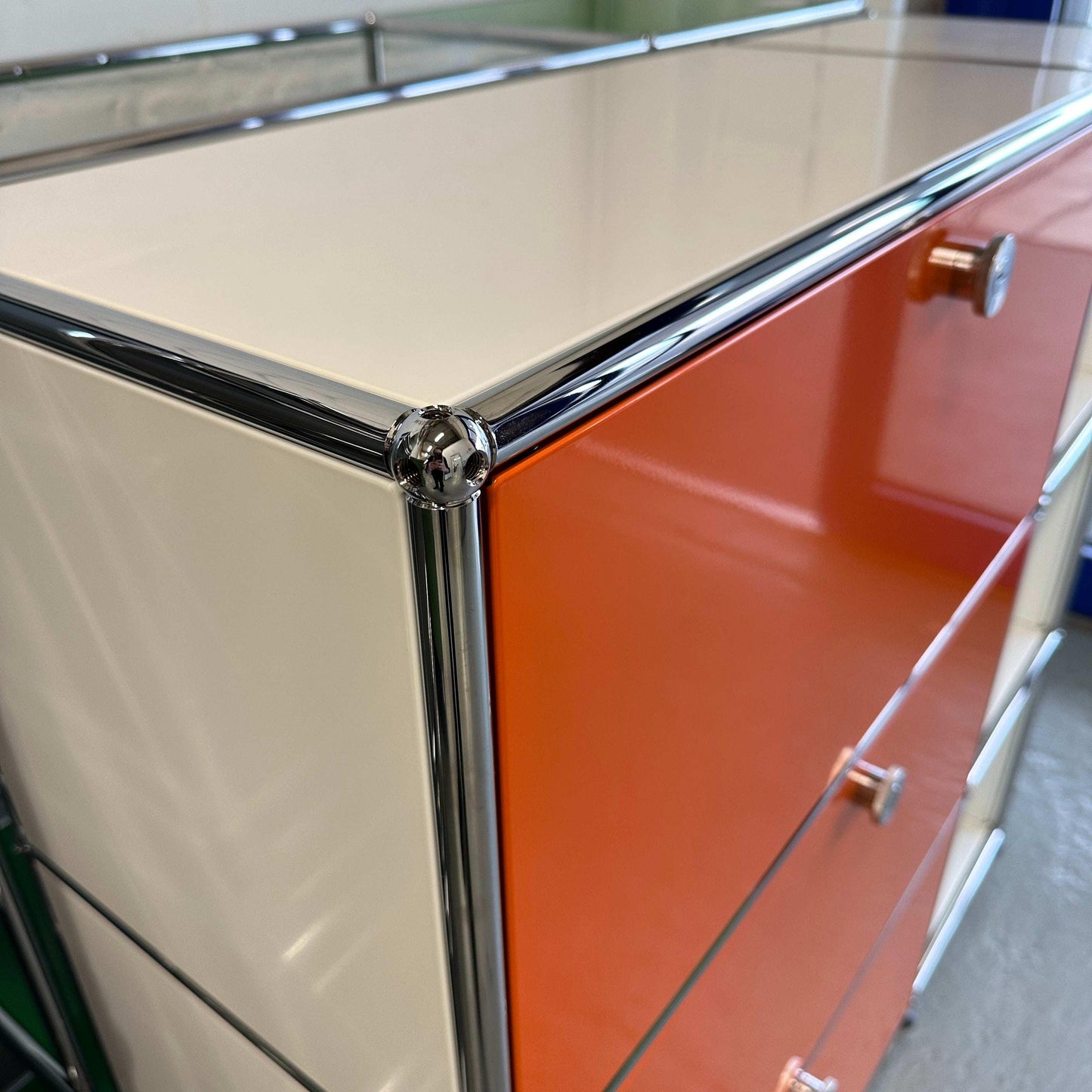 USM Haller Highboard 2x3 in reinweiß mit orangen Klappen und Chromdetails, modernes Design, Top Zustand, 112x109x38 cm