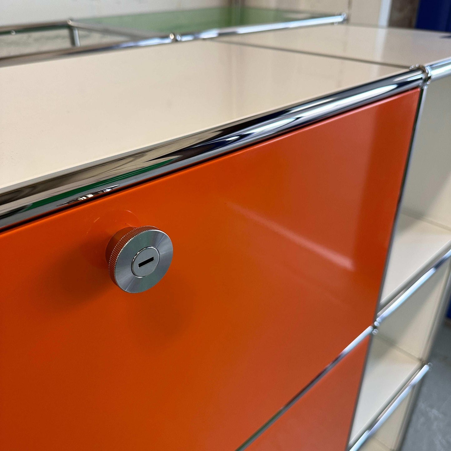 USM Haller Highboard 2x3 in Weiß mit orangefarbenen Klappen und verchromtem Rahmen, neuwertiger Zustand