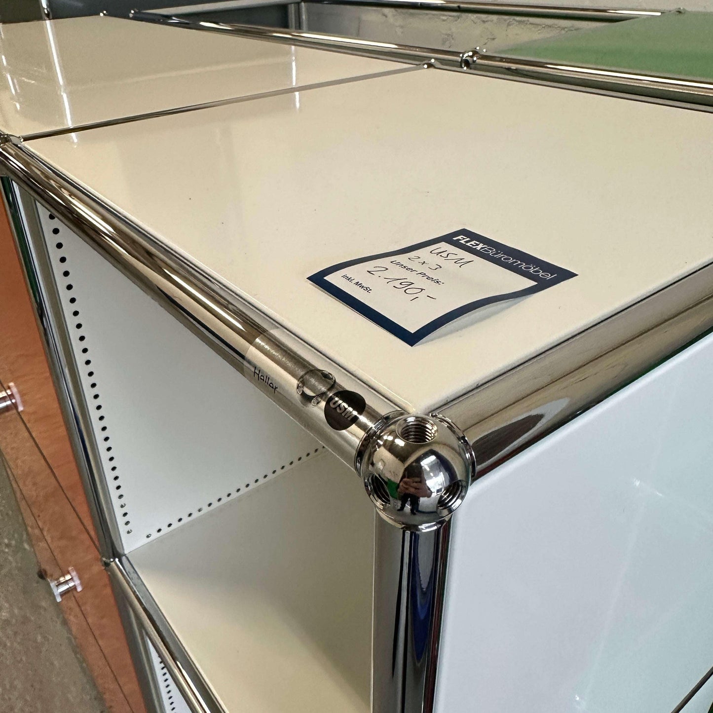 USM Haller Highboard 2x3 in weiß mit orangen Klappen und chromfarbenen Metallrahmen