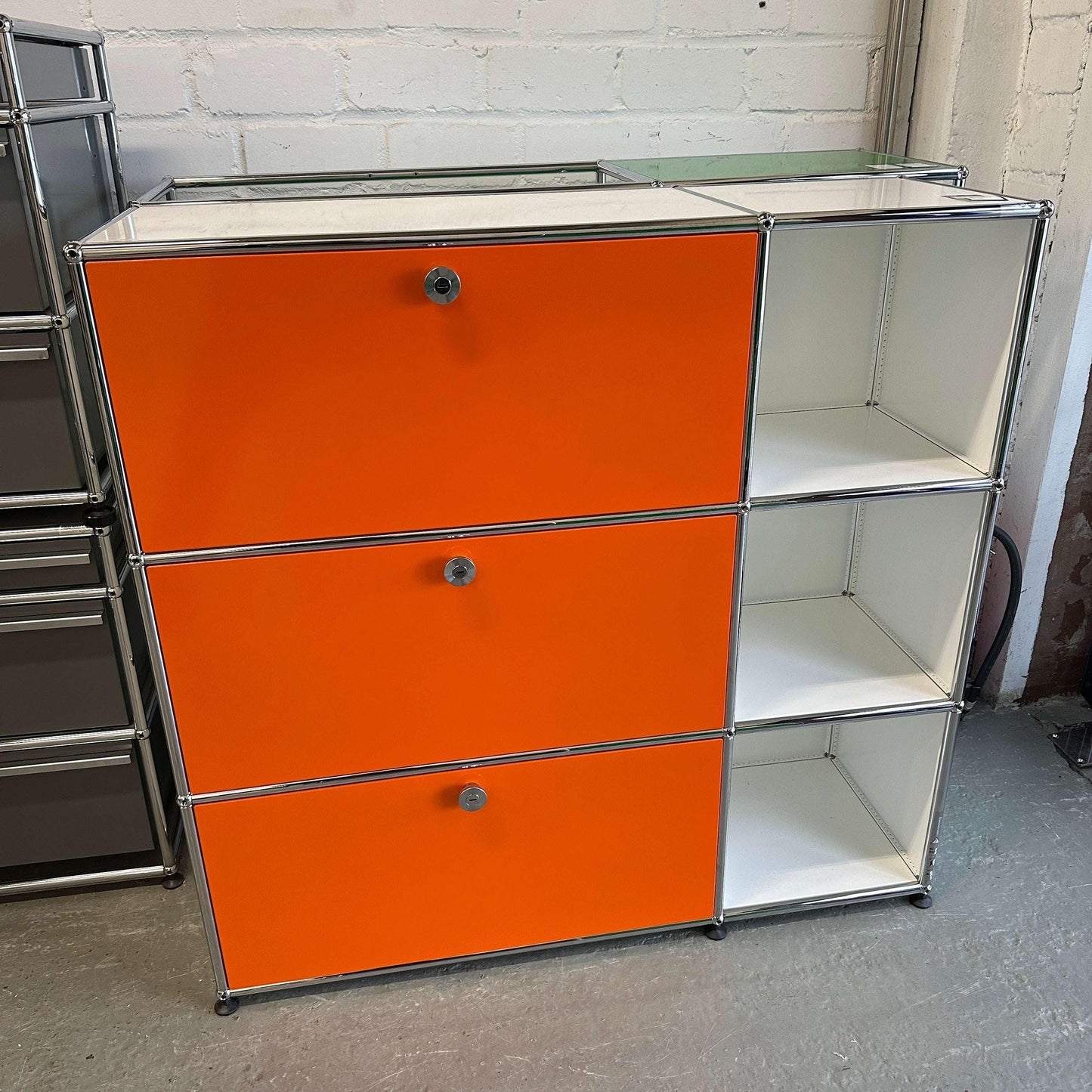 USM Haller Highboard 2x3 in weiß mit orangen Klappen, 3 Klappen, 112x109x38 cm, hochwertiges Design, Top Zustand