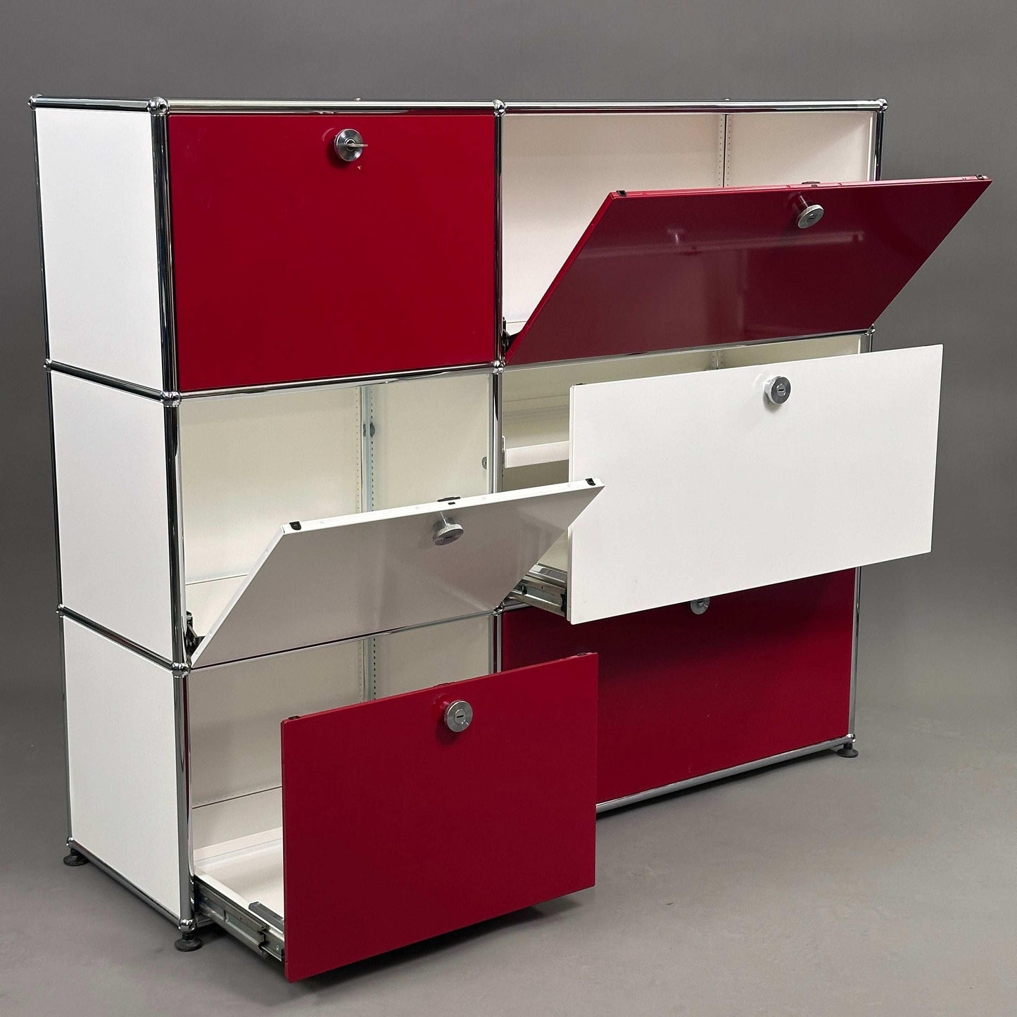 USM Haller Highboard 2x3 weiß und rubinrot mit Klappen und Auszügen in Top Zustand