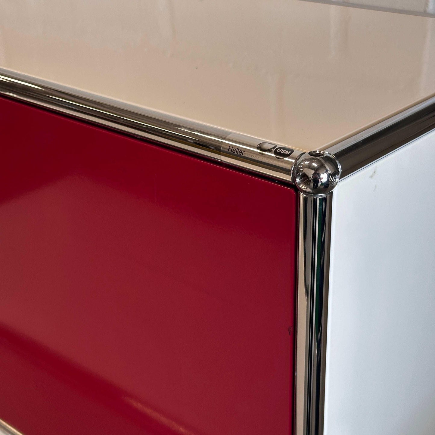 USM Haller Highboard 2x3 in weiß und rubinrot mit Chromrahmen, hochwertiges Design, kompakte Maße 112x109x38 cm