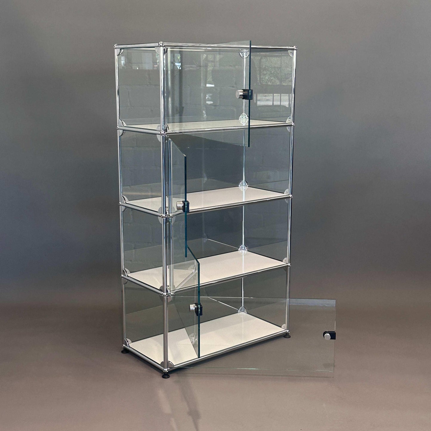 USM Haller Highboard Vitrine aus Glas mit weißen Fachböden, 145x78x38 cm, modernes Design