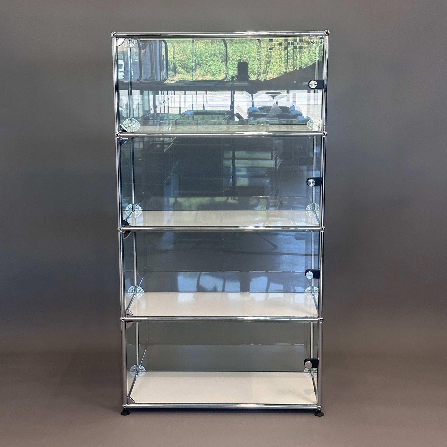 USM Haller Highboard Vitrine aus Glas mit weißen Fachböden, 145x78x38 cm, modern und elegant