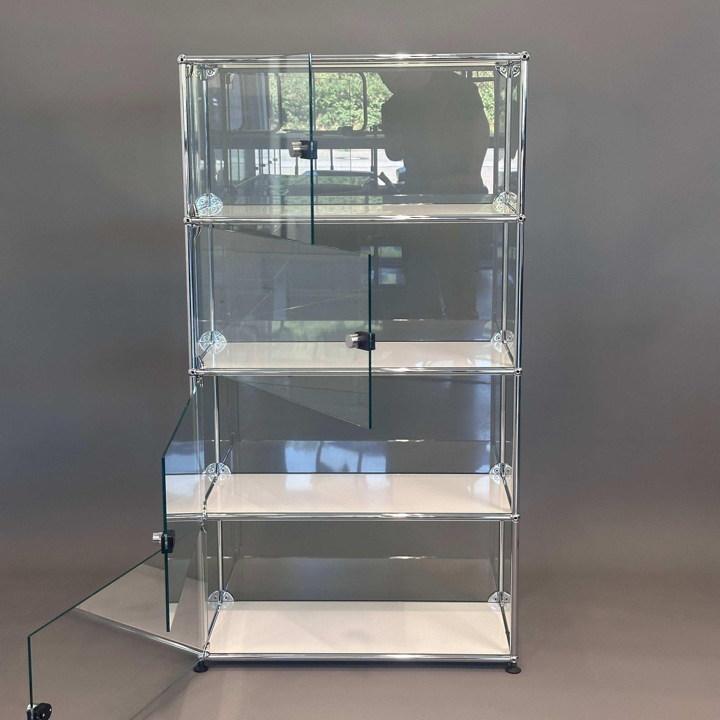 USM Haller Highboard Vitrine aus Glas mit weißen Fachböden, 145x78x38 cm, transparent und reinweiß