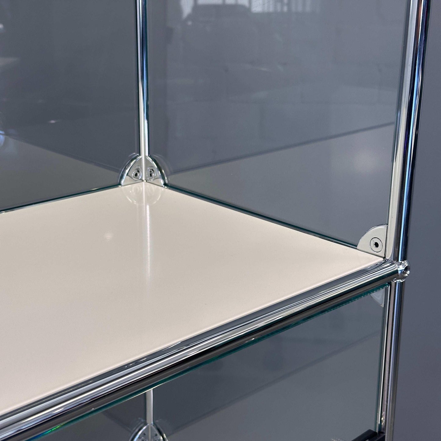 USM Haller Highboard Vitrine aus Glas mit weißen Fachböden und verchromtem Rahmen, 145x78x38 cm, reinweiß