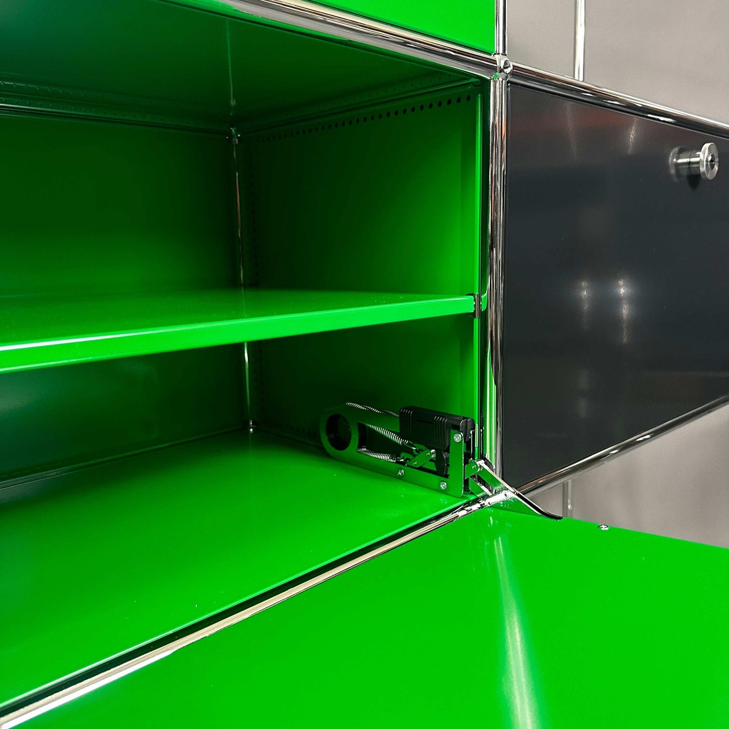 USM Haller Highboard grün schwarz mit Glastablaren und Softclose Klappen