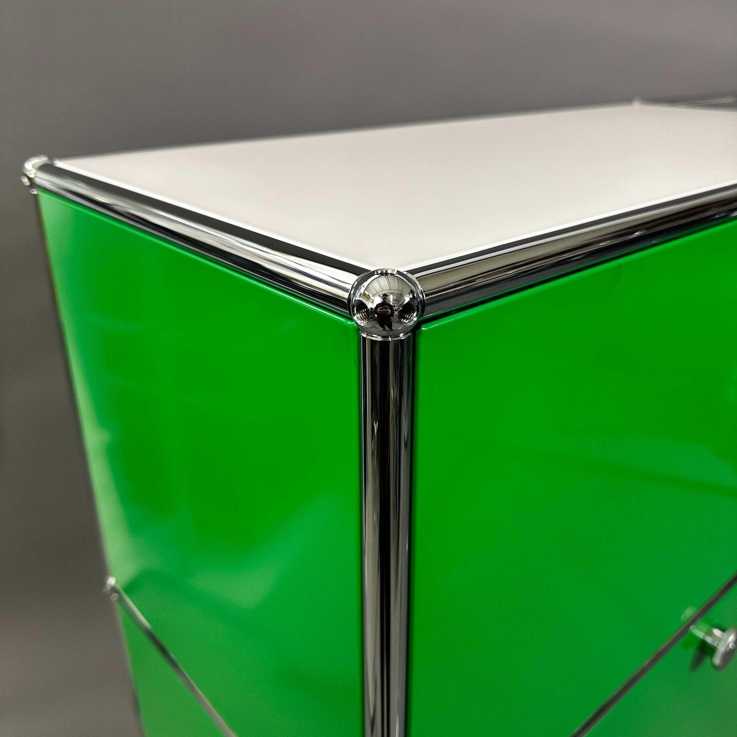USM Haller Highboard in USM grün und graphitschwarz mit Glastablaren und Chromrahmen