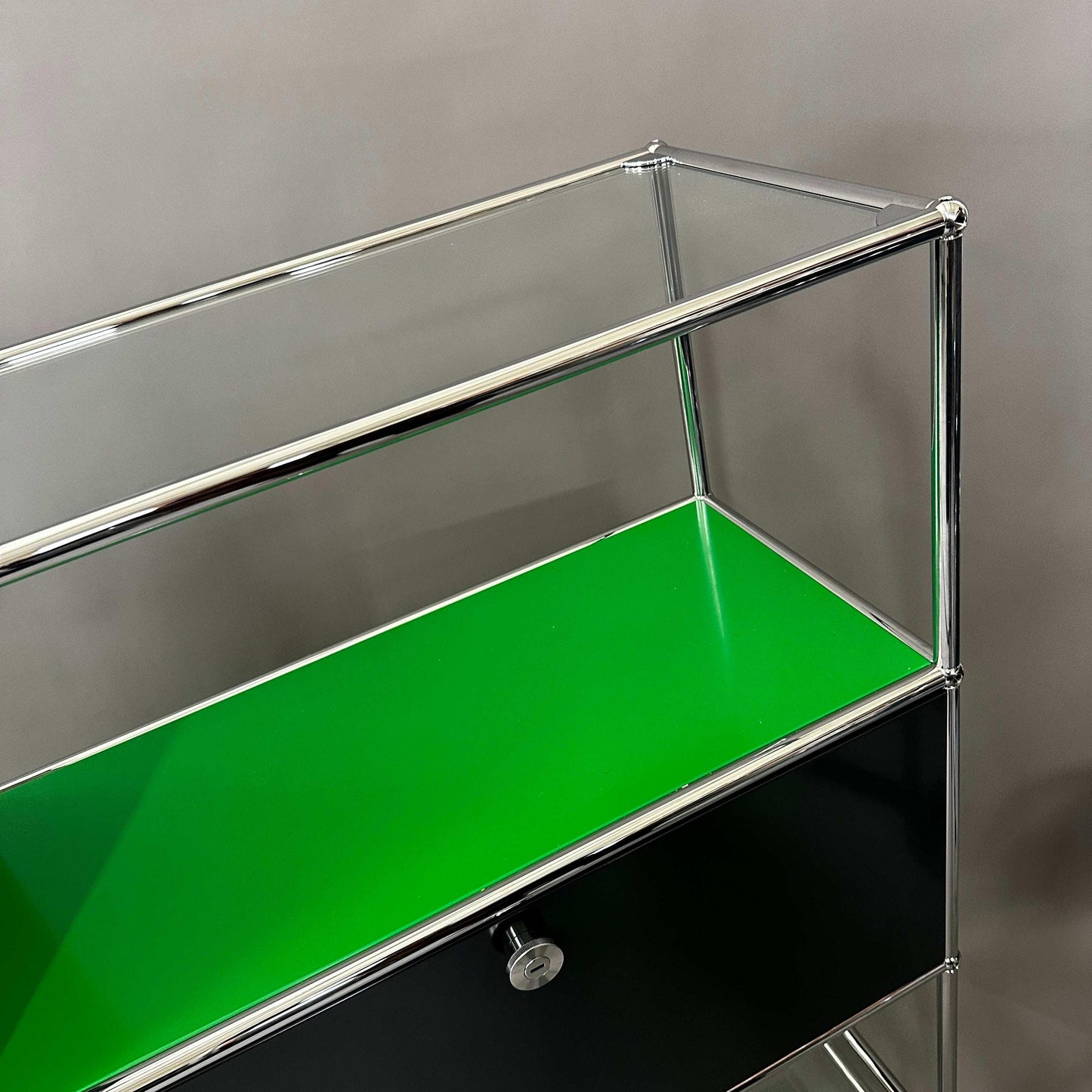 USM Haller Highboard grün schwarz mit Glastablaren und Softclose Klappen