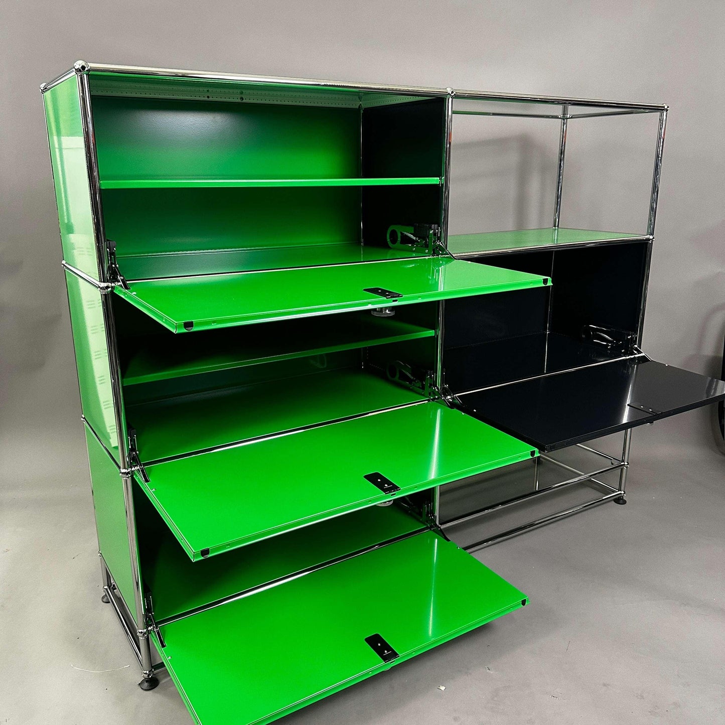 USM Haller Highboard grün und schwarz mit Glastablaren und Softclose-Klappen