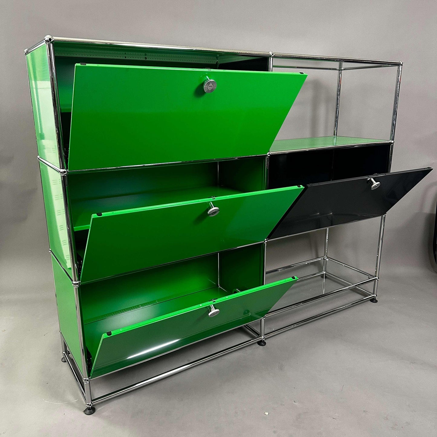 USM Haller Highboard grün schwarz mit Glastablaren und Softclose Türen, 120x152x38 cm