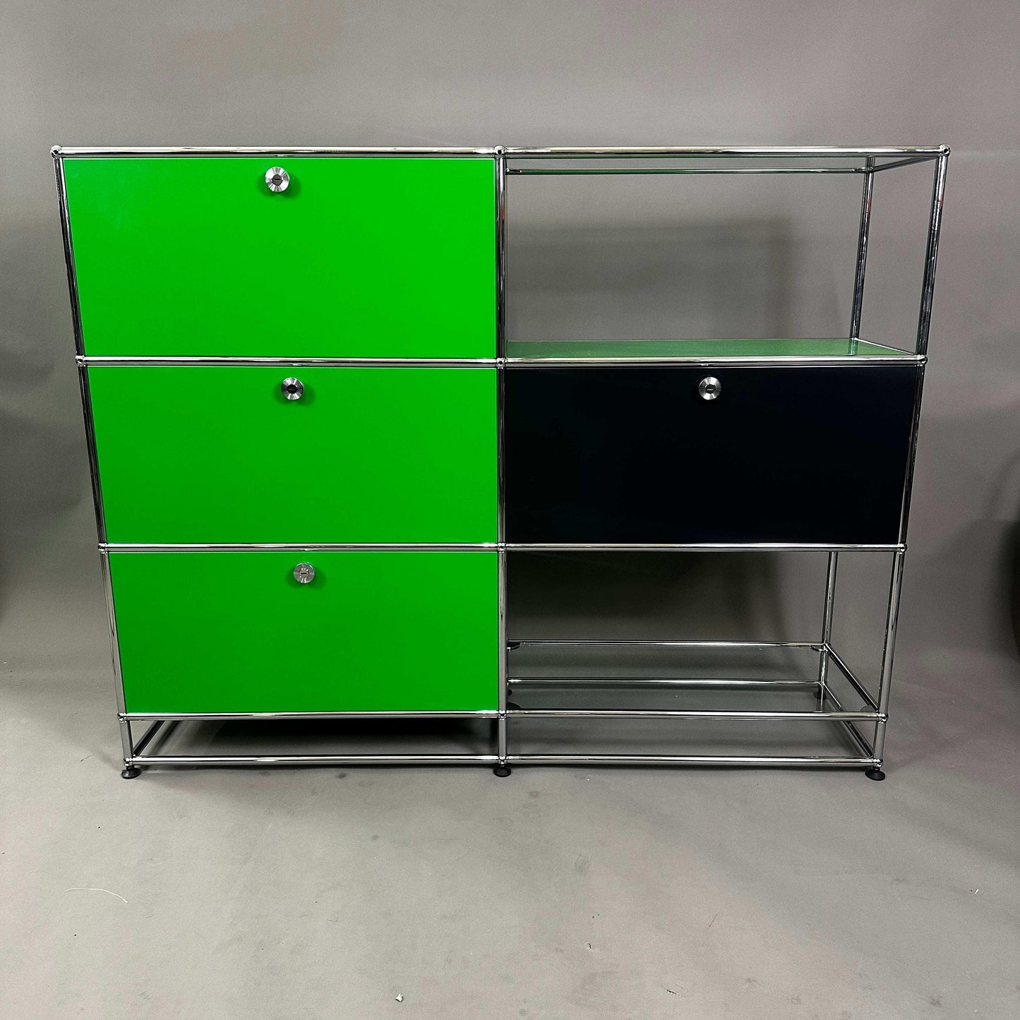 USM Haller Highboard grün schwarz mit Glastablaren und verchromtem Gestell