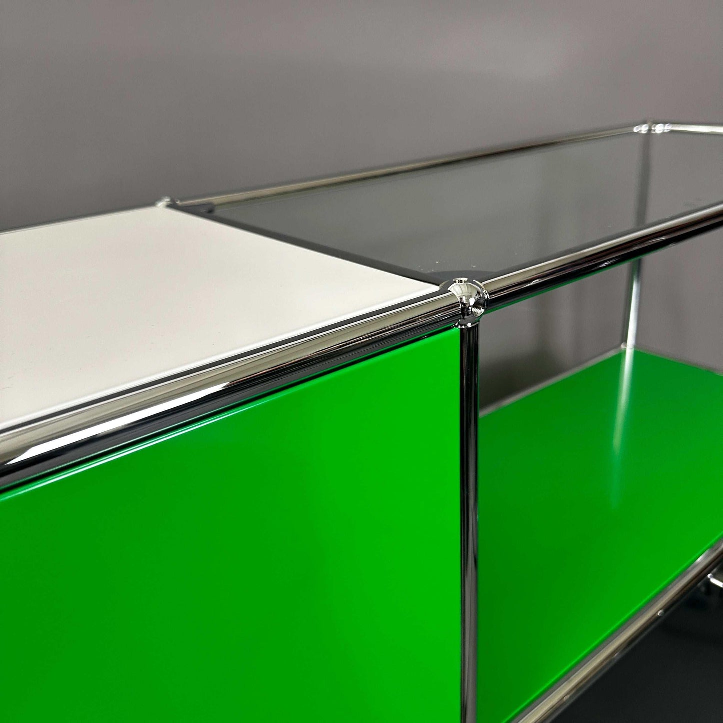 USM Haller Highboard in Grün und Schwarz mit Glastablaren und Chromrahmen, modernes Design, 120x152x38 cm