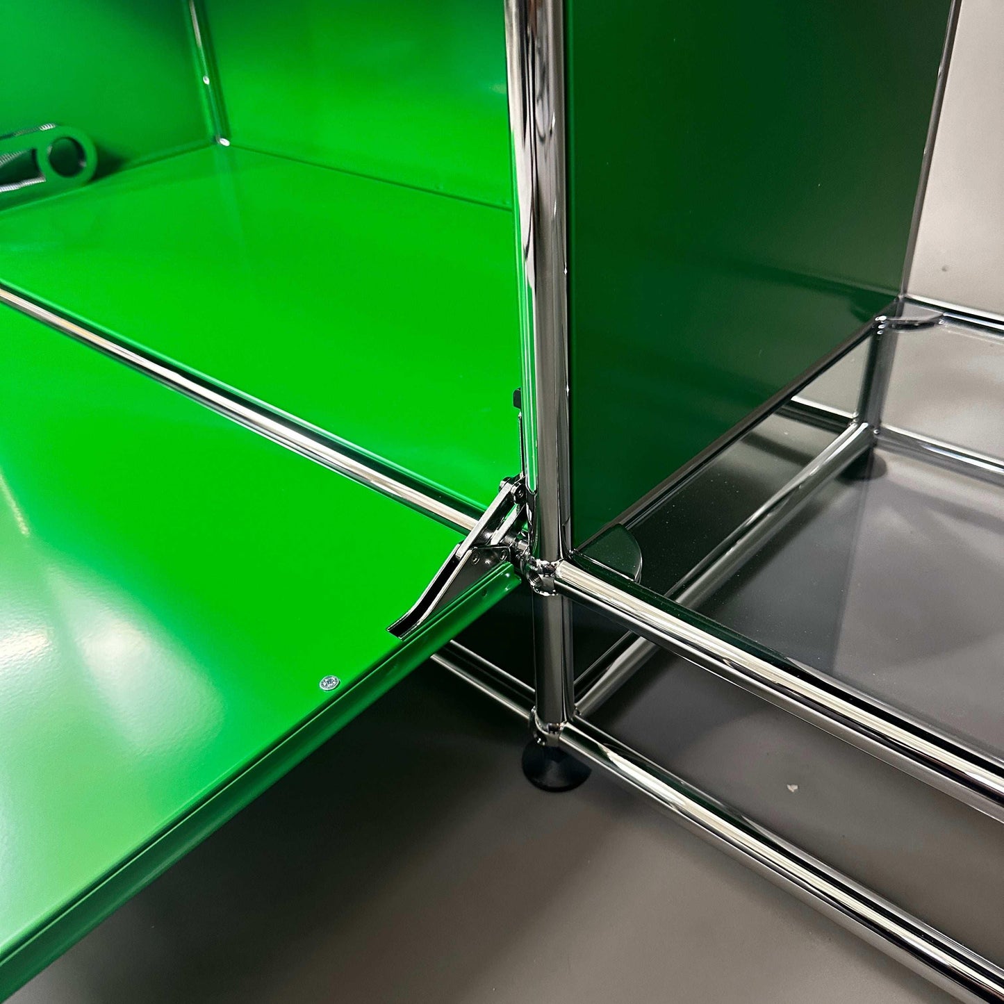 USM Haller Highboard grün schwarz mit Glastablaren und Softclose Türen nahaufnahme