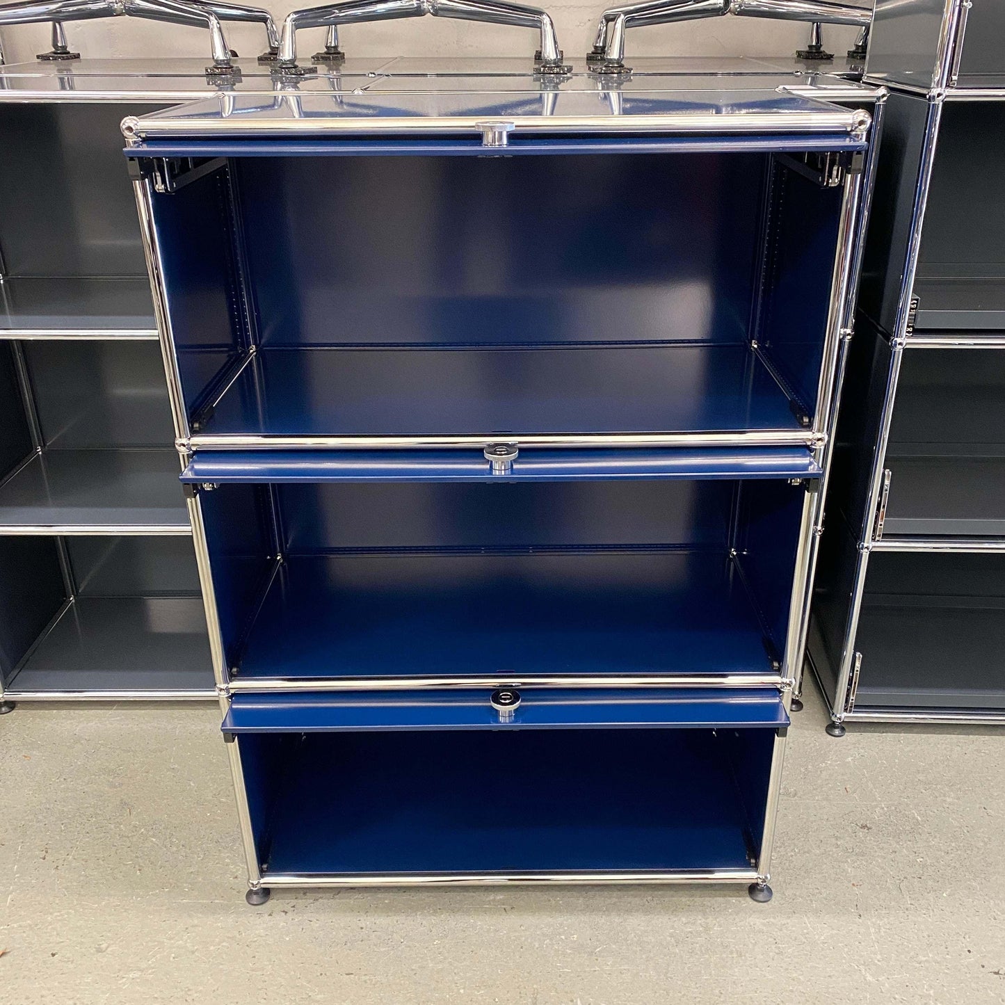 USM Haller Highboard stahlblau 3 Einschubtüren offen