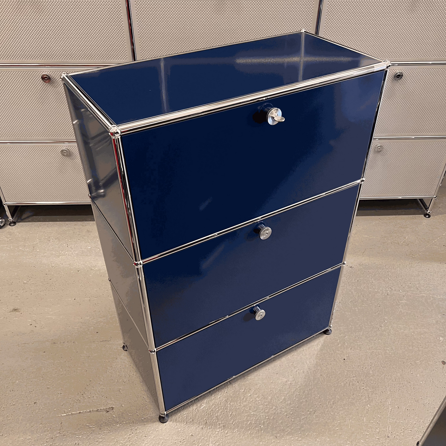 USM Haller stahlblau highboard with three compartments and chrome frame, 109x78x38cm