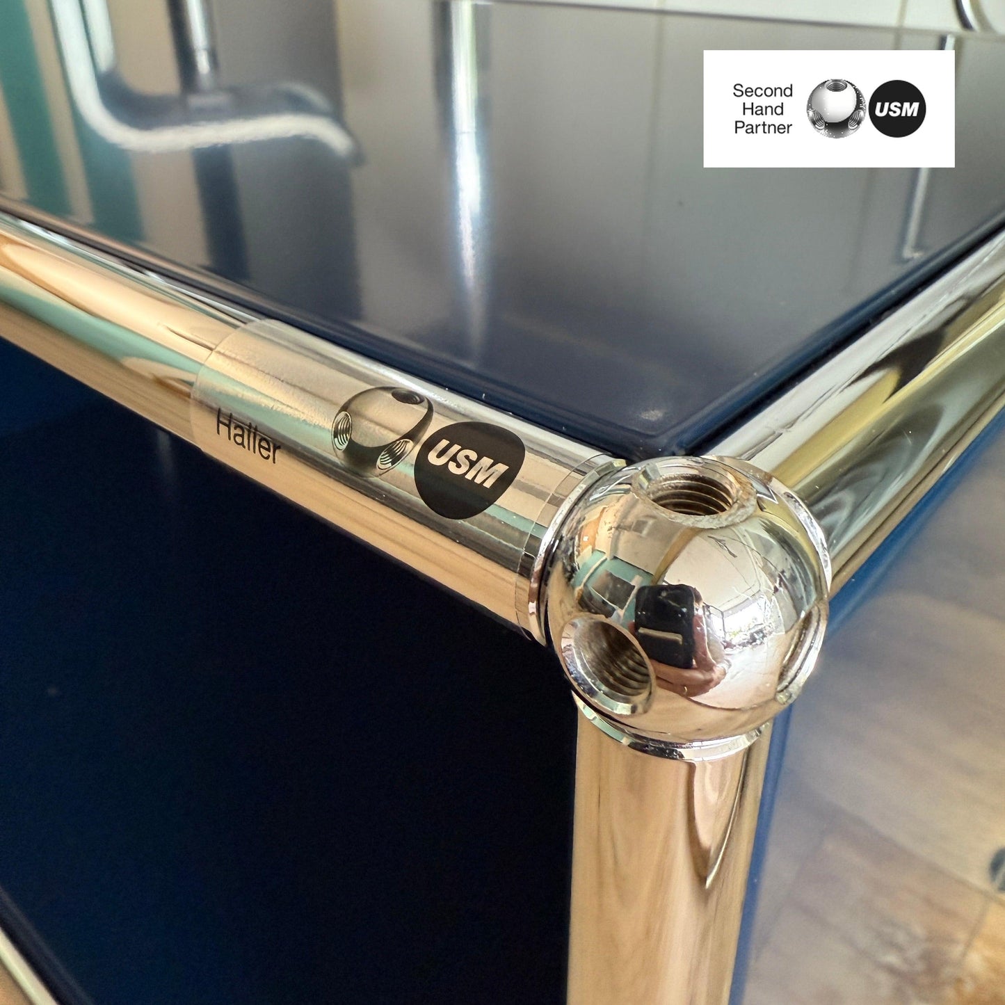 USM Haller Lowboard in stahlblau mit 2x1 Fächern und glänzenden Metallrahmen