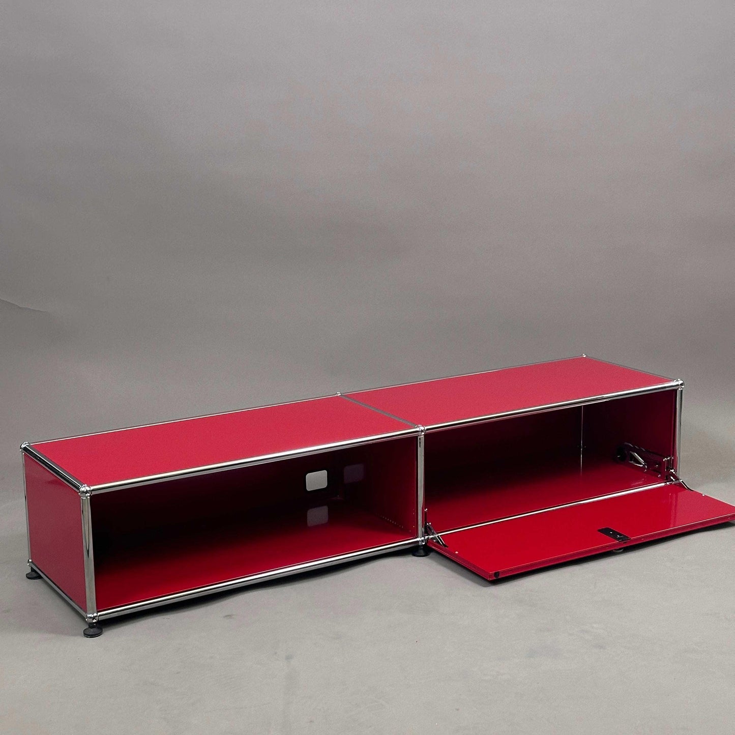 USM Haller Lowboard rubinrot mit 1 Klappe und Kabeldurchlass, 29x153x38 cm