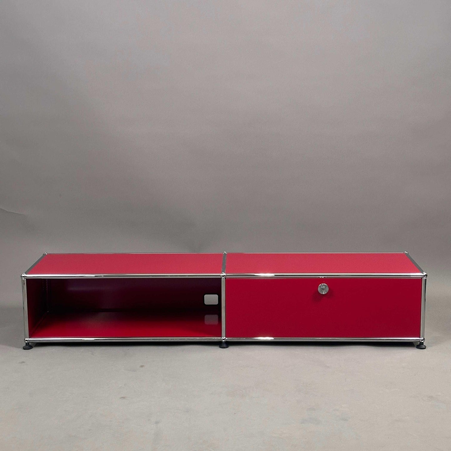 USM Haller Lowboard rubinrot mit 1 Klappe und Kabeldurchlass, 29x153x38 cm
