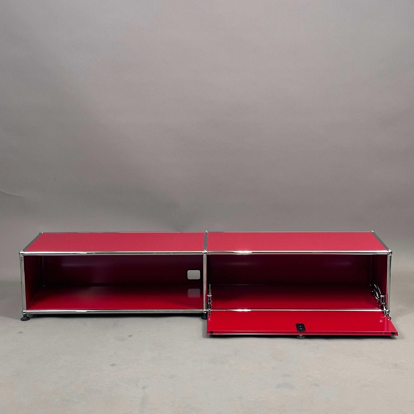 USM Haller Lowboard rubinrot mit 1 Klappe und Kabeldurchlass, moderne modulare Kommode