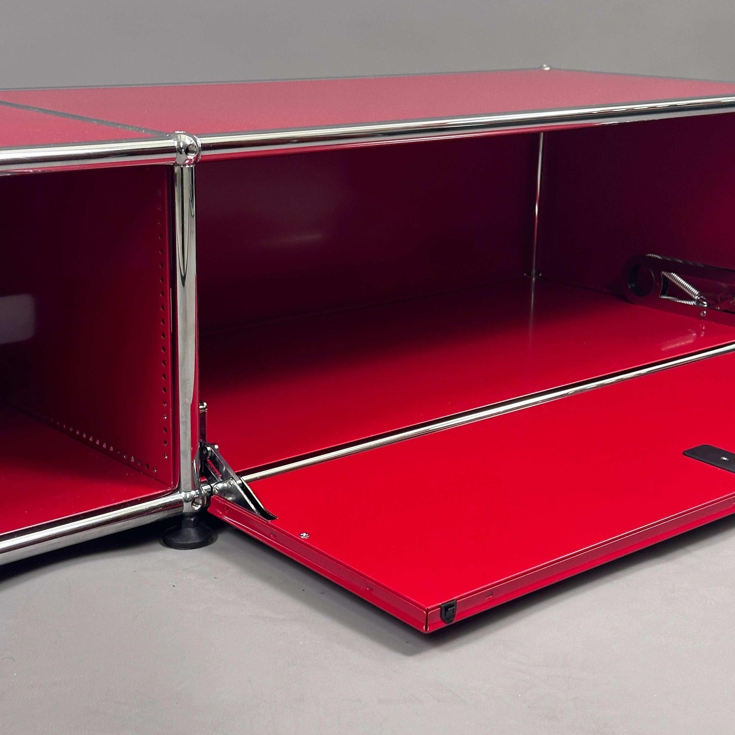 USM Haller Lowboard in Rubinrot mit Klappe und Kabeldurchlass, Maße 29x153x38 cm