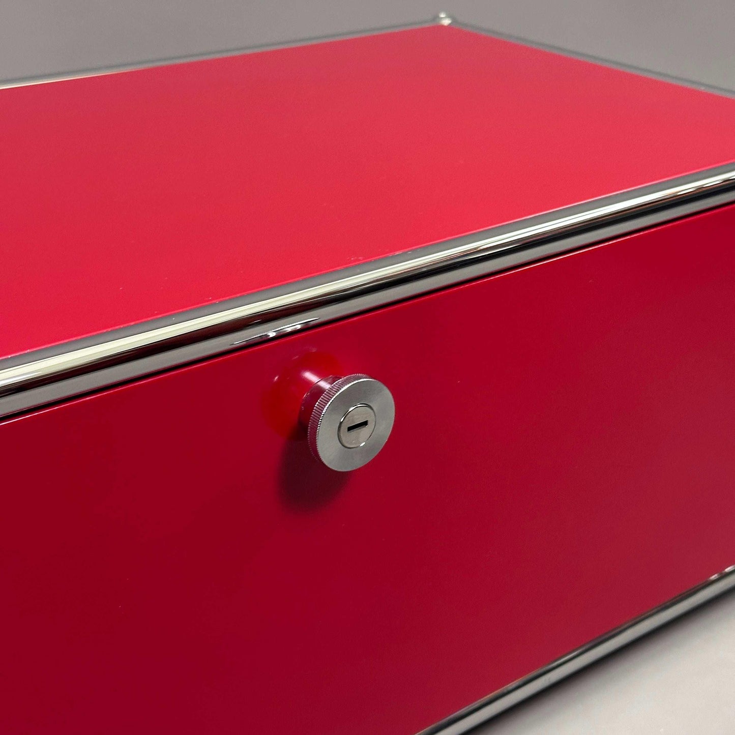 USM Haller Lowboard rubinrot mit Klappe und Kabeldurchlass, 29x153x38 cm