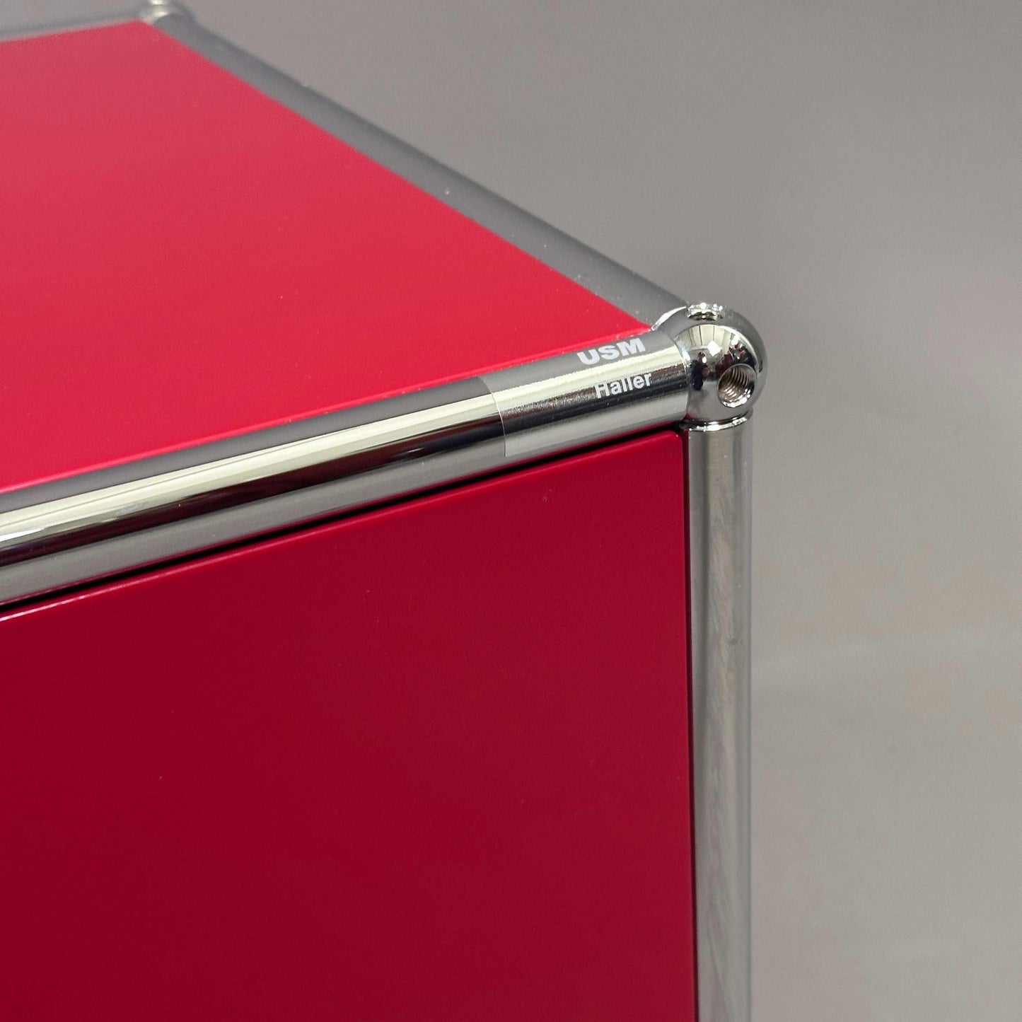 USM Haller Lowboard rubinrot mit 1 Klappe und Chromrahmen, modernes Design