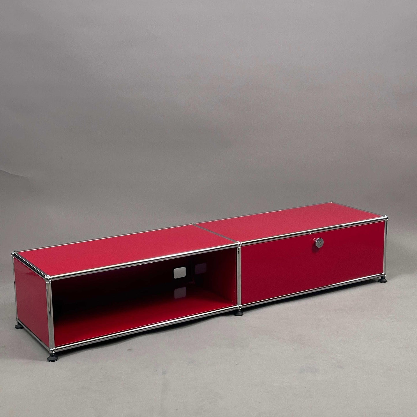 USM Haller Lowboard rubinrot mit 1 Klappe und Kabeldurchlass in modernem Design