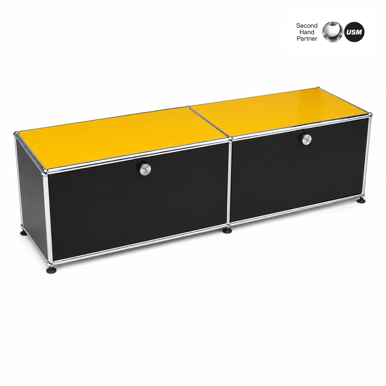 USM Haller Lowboard 2x1 in graphitschwarz/goldgelb mit zwei Klappen, 153x37x37cm.