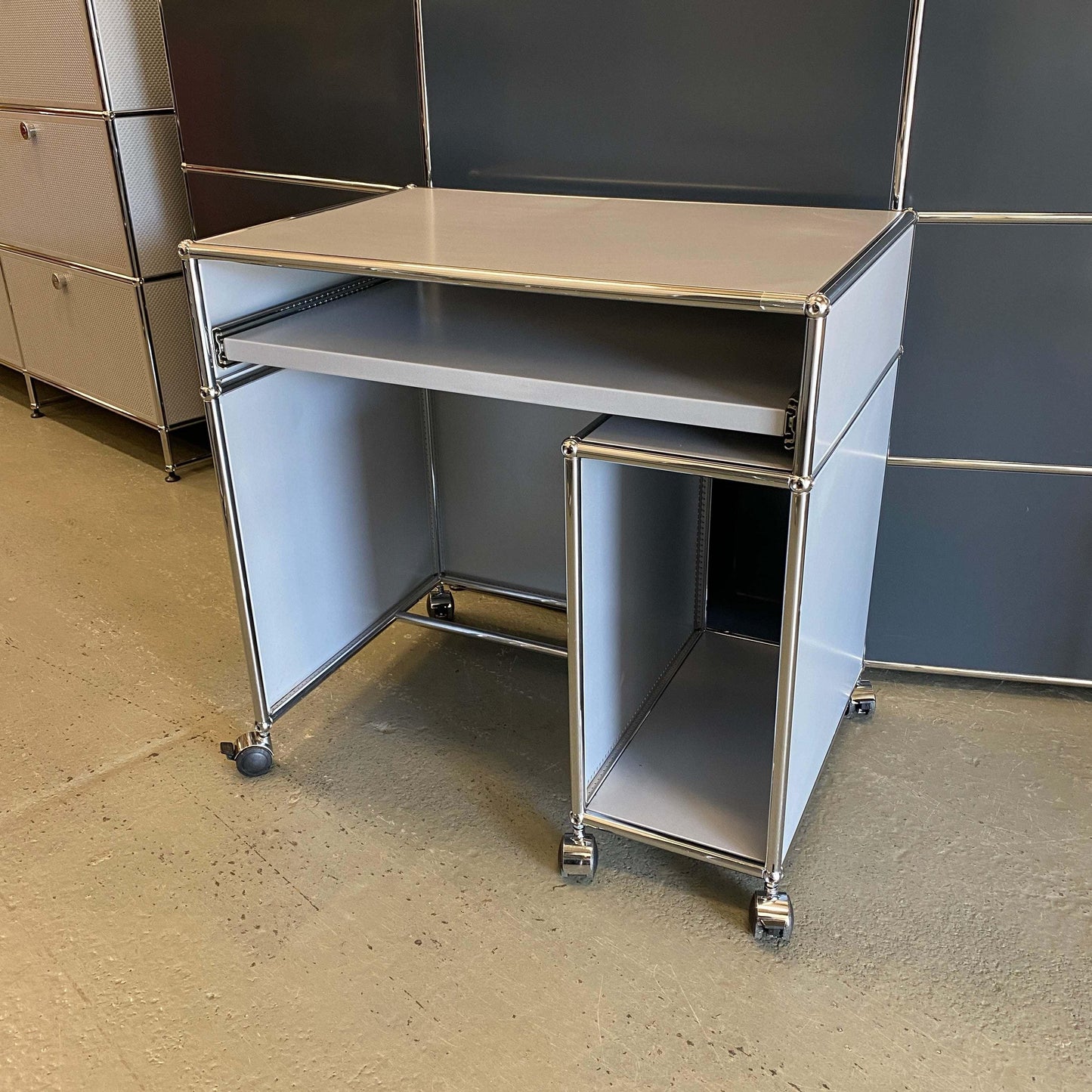 USM Haller PC-Tisch mattsilber compact desk with wheels and storage compartments, 77x52x76cm