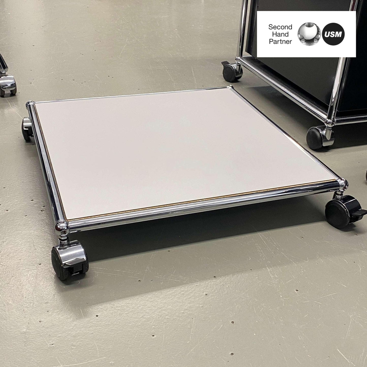 USM Haller Pflanzenbrett mit beschichtetem weißem Tablar und Rollen 52x52 cm