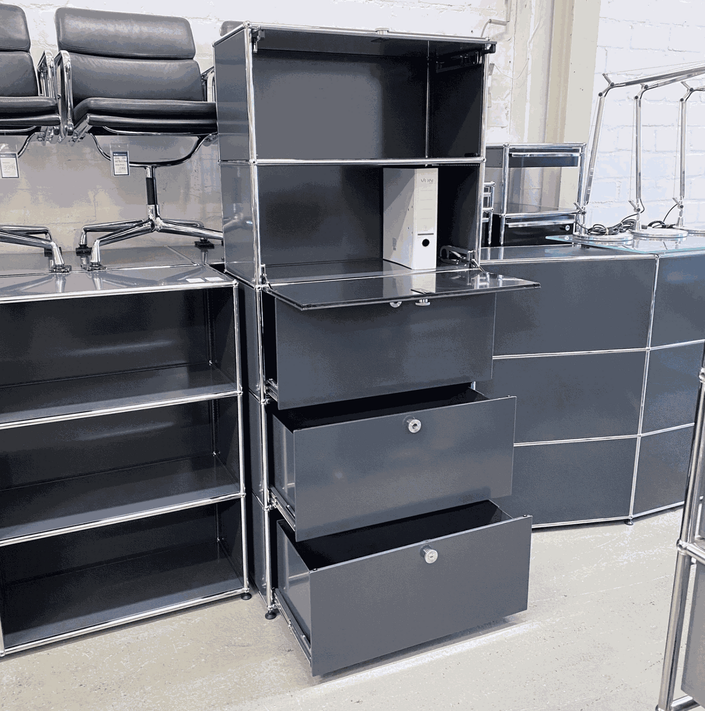 USM Haller Regal anthrazit mit 3 Schubladen, Klappe, und Einschubtür, 179x78x38 cm