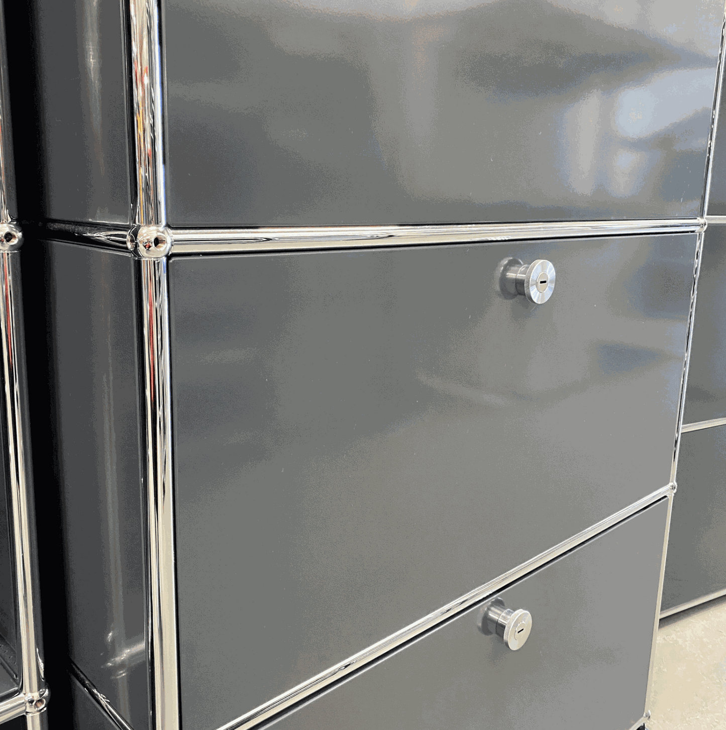 USM Haller Regal anthrazit mit Schubladen, Klappe und Einschubtür, Maße 179x78x38 cm