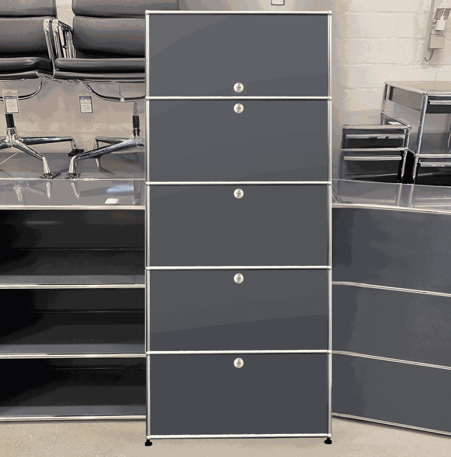 USM Haller Regal in Anthrazit mit 3 Schubladen, 1 Klappe und 1 Einschubtür, 179x78x38 cm