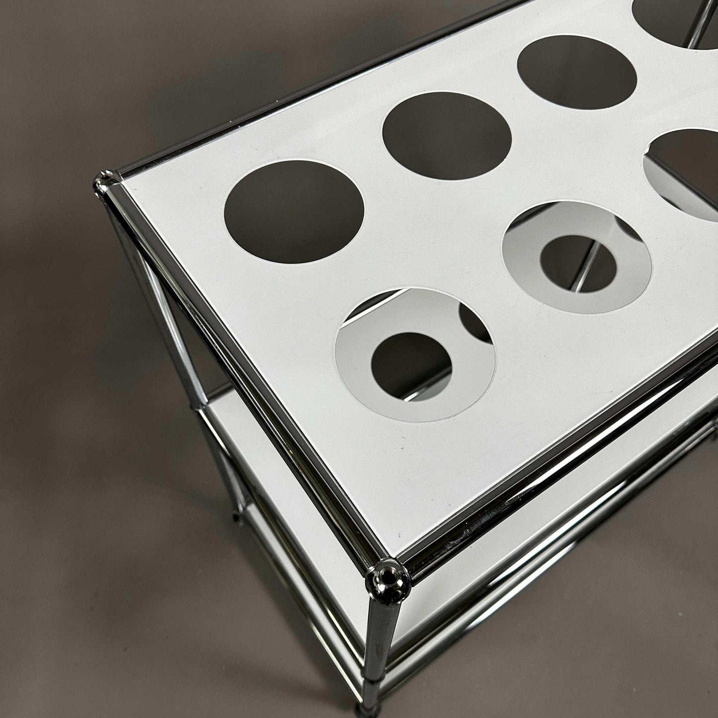 USM Haller Regal für Papierrollen in lichtgrau, 78x74x38 cm, Metallgestell mit runden Aussparungen zur Lagerung von Papierrollen.