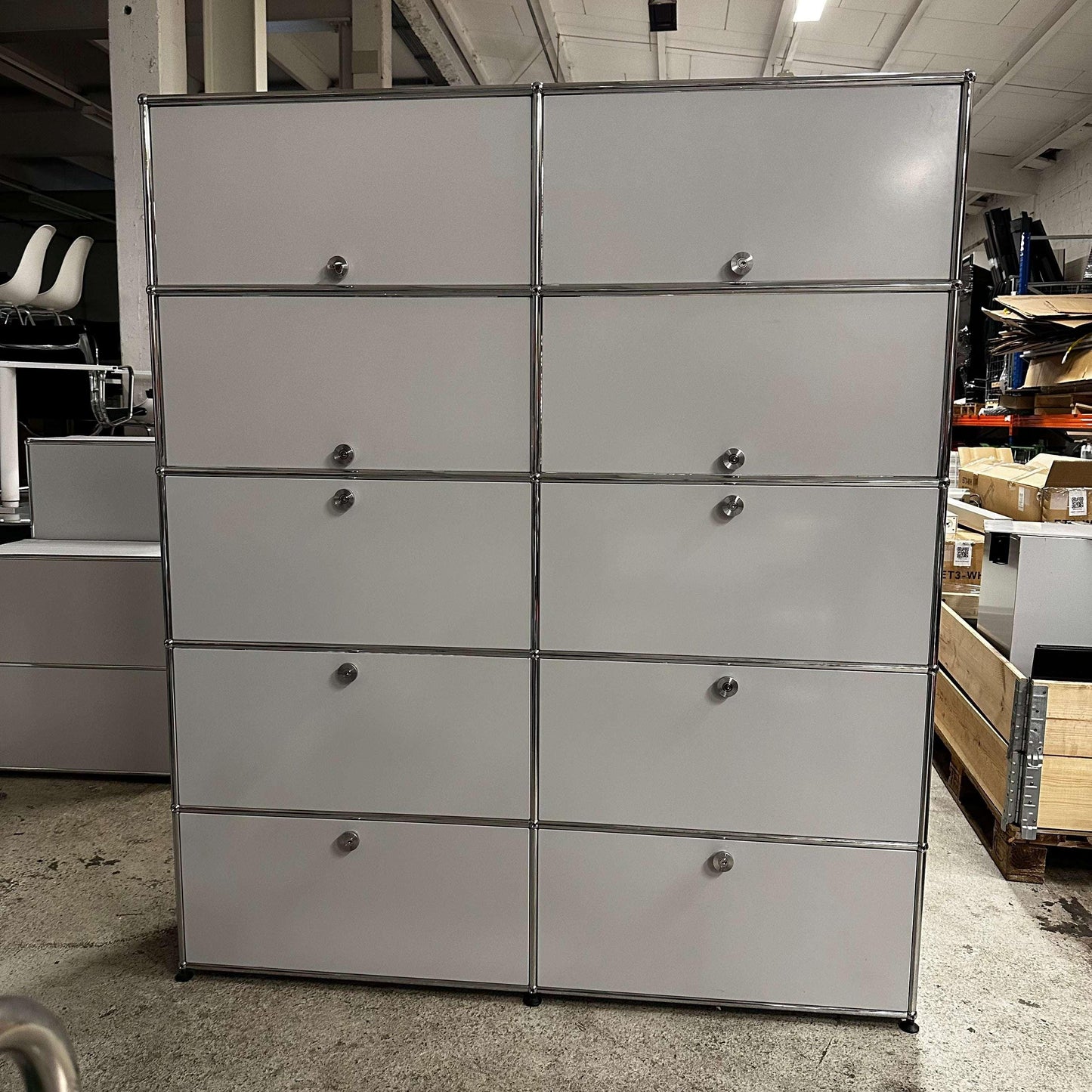 USM Haller Regal in light gray with large storage compartments and sleek steel frame