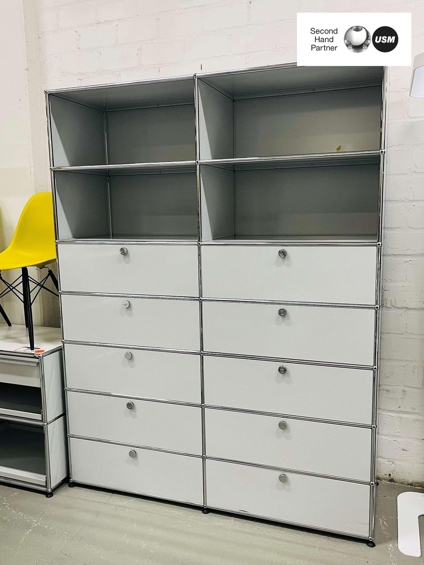 USM Haller Regal light gray modular storage unit with chrome frame and drawers